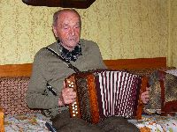 Pan Kášek gratulantům zahrál na svou harmoniku z roku 1918. <a href="../sound/kasek.mp3">Poslechněte si jej!</a>