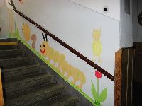 Pomalované zdi podél školního schodiště.
