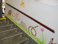 Pomalované zdi podél školního schodiště.
