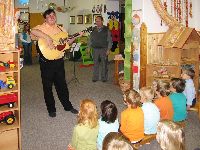 Pan učitel zázvůrek ukazuje dětem části kytary.