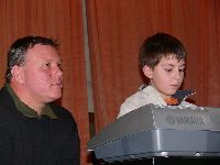 Pod dohledem svého učitele Milana Včeláka zahrál na klávesy Karel Čeněk.