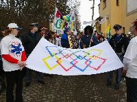 Nač miličínští ochotníci mysleli při malování olympijské vlajky není těžké uhodnout.