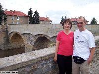 Jitka s Petrem u Svatojánského mostu v Litovli - je to třetí nejstarší kamenný most u nás