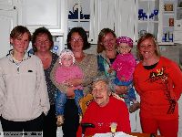 Paní Lahodová s dcerami, vnučkami a pravnučkami.
